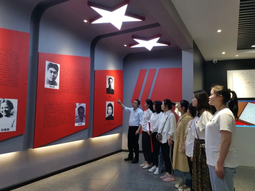 民大医院内科第六党支部在鄂西特委旧址开展教育实践活动.