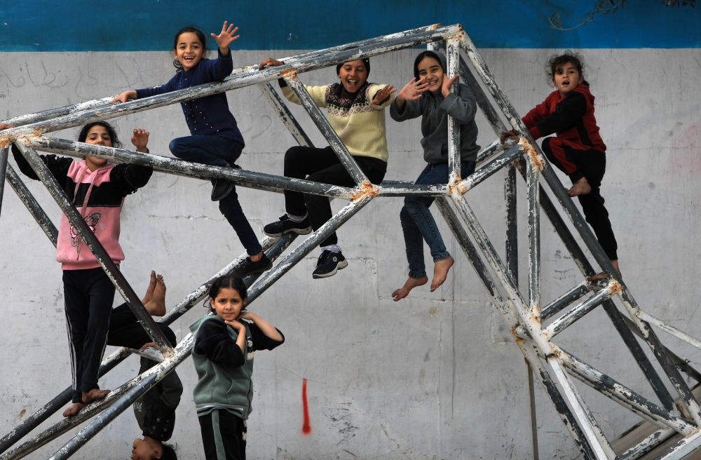 这是2月23日在加沙地带中部迈加齐难民营拍摄的儿童。新华社发（亚西尔·库迪摄）