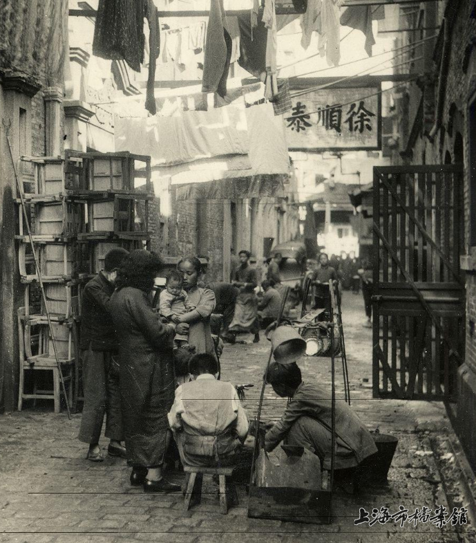 20世纪初上海弄堂里的商贩(上海市档案馆藏)