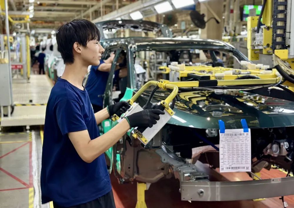 宝鸡吉利汽车有限公司工人正在装配车间工作.(资料图)