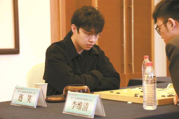 在杭州结束的挑战者决定赛中,连笑九段执黑中盘取胜李维清九段,他将于