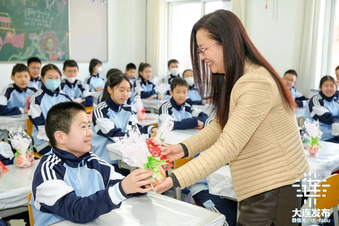 大连格致中学的同学们一走进教室,就收到了班主任老师为大家准备的