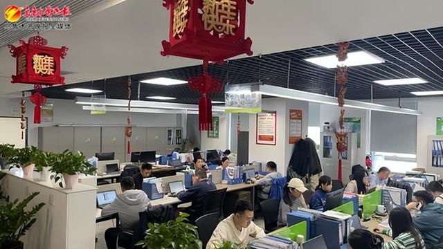 　　2月26日，在新疆软件园的中化现代农业新疆公司，企业工作人员正在忙碌。资料图片