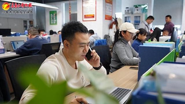 2月26日,在新疆软件园的中化现代农业新疆公司,企业工作人员正在忙 