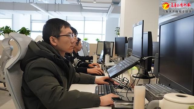 　　2月28日，在位于新疆软件园的新疆熙菱信息技术股份有限公司，工作人员正在办公。记者唐红梅摄