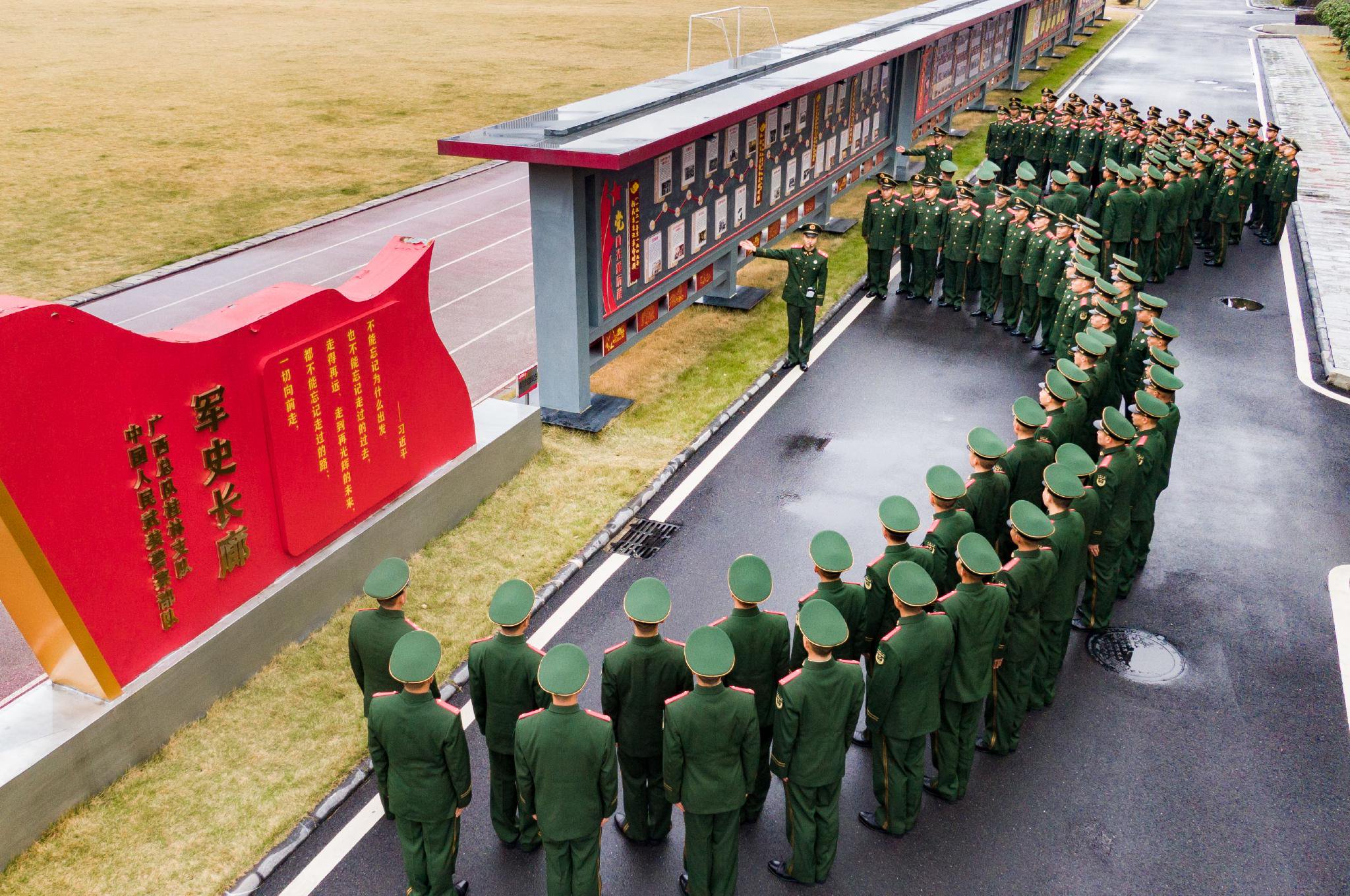 图为新兵介绍支队军史长廊.李庆摄