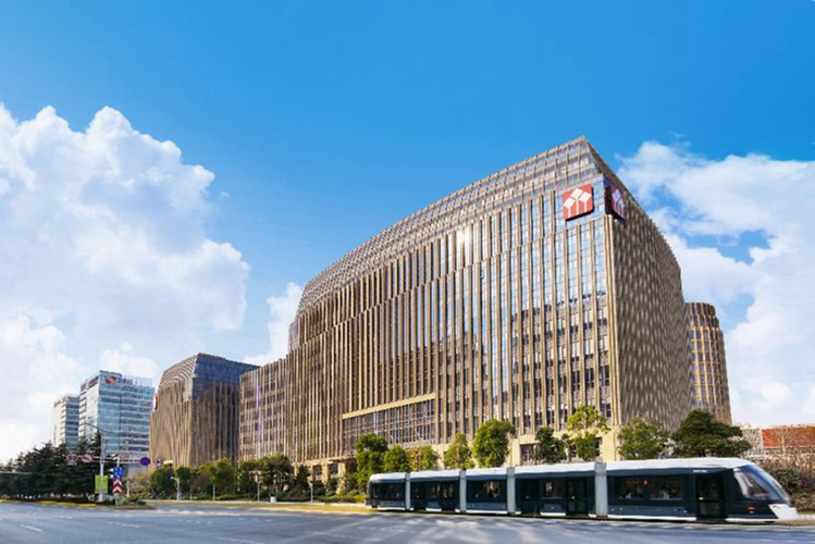 江晓阳曾在华泰证券资产管理总部工作,并先后担任广州体育东路营业部