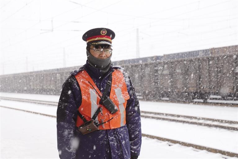 兰州铁路局工作人员雪中站岗 何怡璇 摄