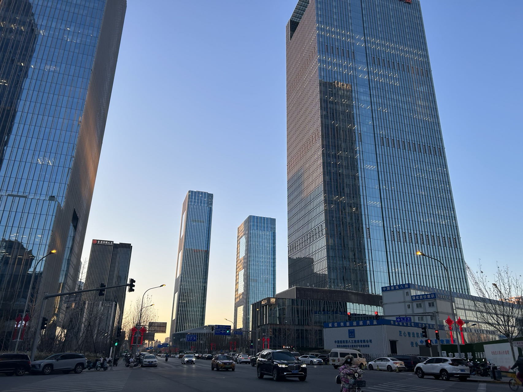 爱体育- 爱体育官方网站- 爱体育APP下载丽泽金融商务区位于北京西客站以南西二环与西三环之间是北京市和丰台区重点发展的新兴金融功能区和国家对外开放综合试验区商务区占地面积436平方公里。该商务区开始建设至今已有十几年现代化建筑鳞次栉比交通便利面向全球招商。