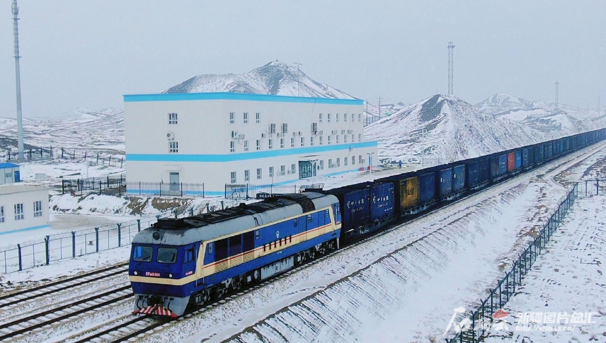 2月26日,满载红沙泉煤的专列通过金沟车站驶向外运通道.王辉 摄