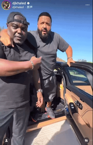 因为dj景甜为了不弄脏自己的新鞋,所以只能让两位保镖大哥抬着自己