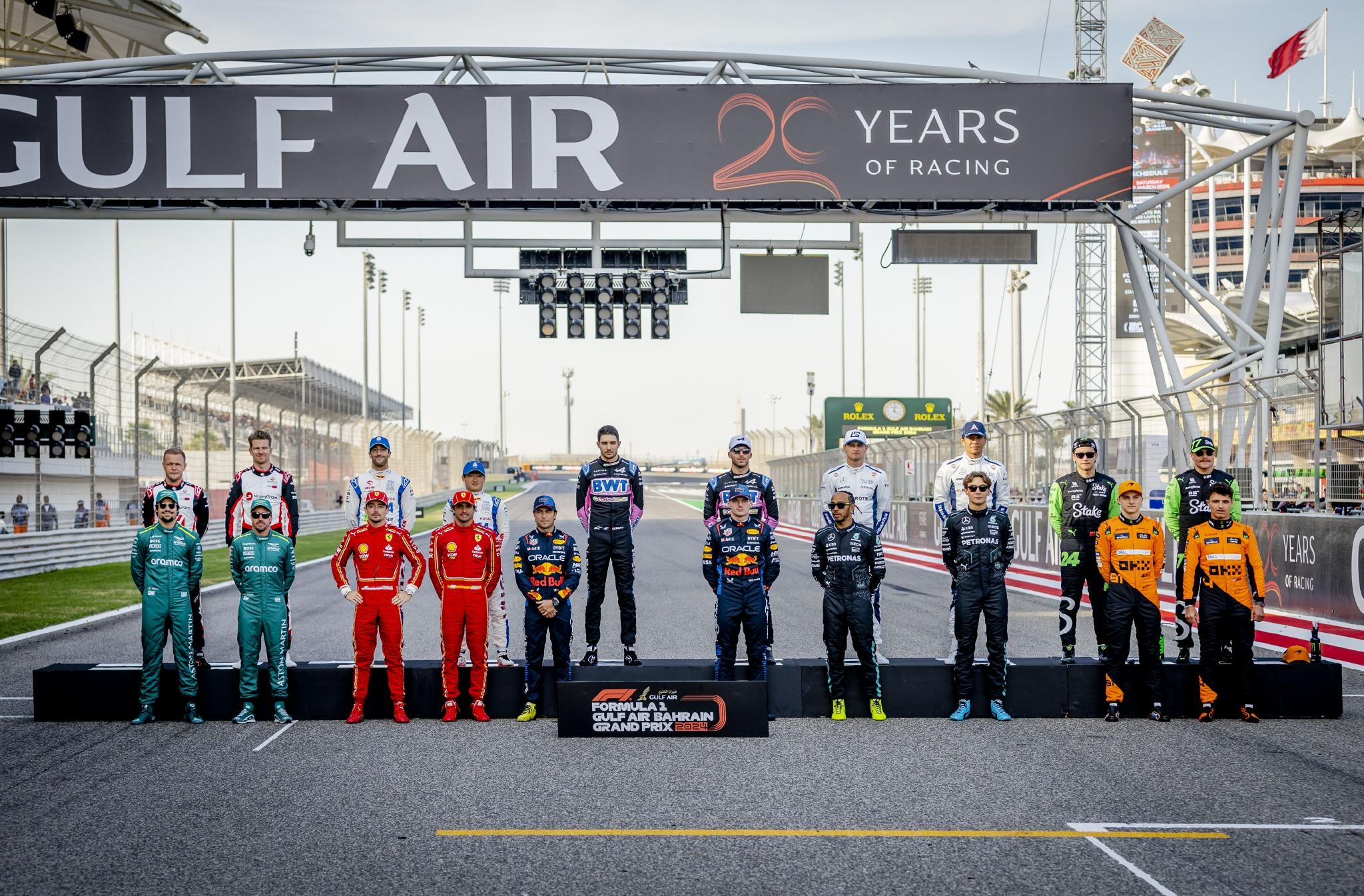 2024赛季F1开赛大合影|F1巴林大奖赛|大奖赛|巴林_新浪新闻