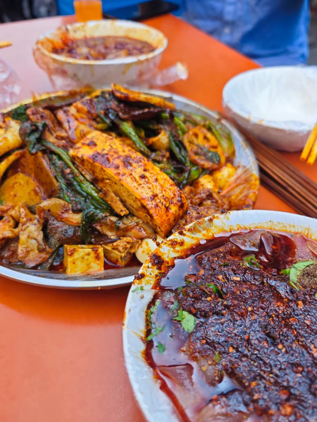 摄影/亮亮亮起来虽说宽粉是灵魂,但这一碗麻辣烫里还揉进了更多的甘肃