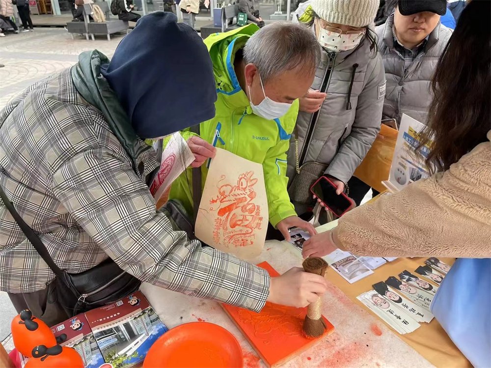 市民体验雕版印刷