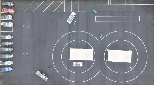 智能驾驶产业链正在国内延伸.图为多款车型参加全国智能驾驶测试赛.