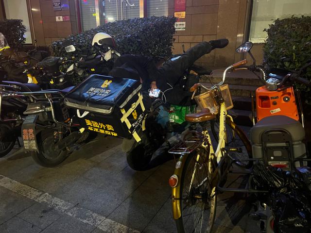 外卖员电动车停哪?建电话亭那样的城市小枢纽?_新浪财经_新浪网