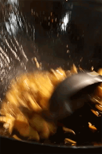 烹入适量米醋，才能成就东安鸡的口味精髓。（图/@B站大师的菜）