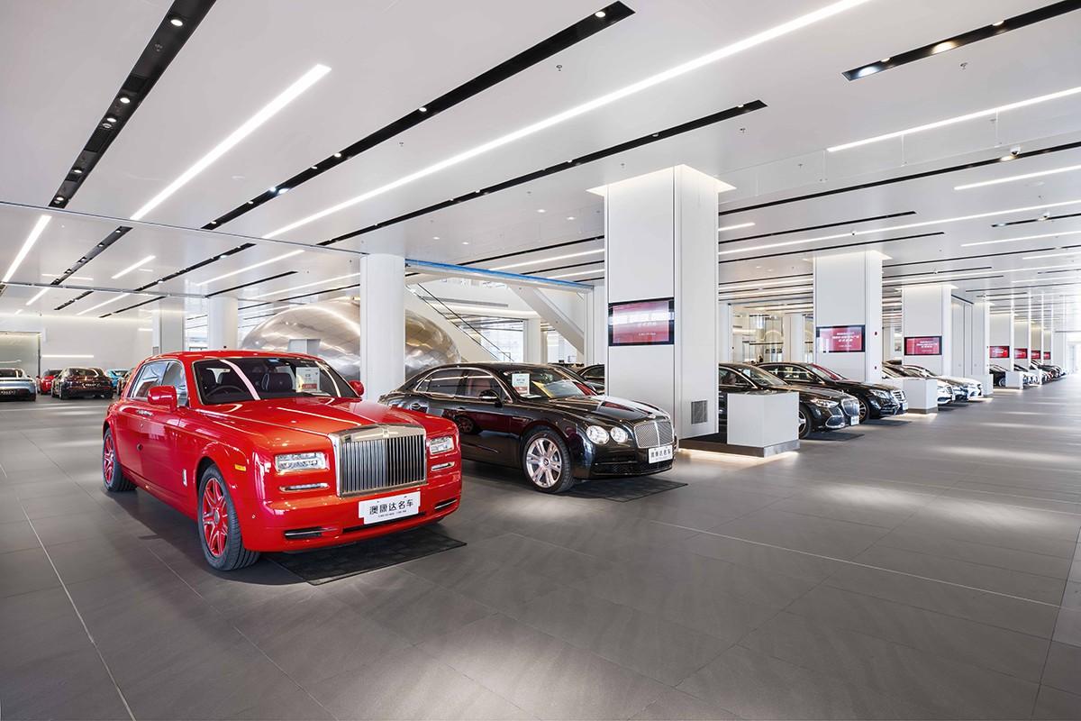 这里从负一楼到四楼共有5层立体室内汽车展厅,每一层展厅空间都非常大