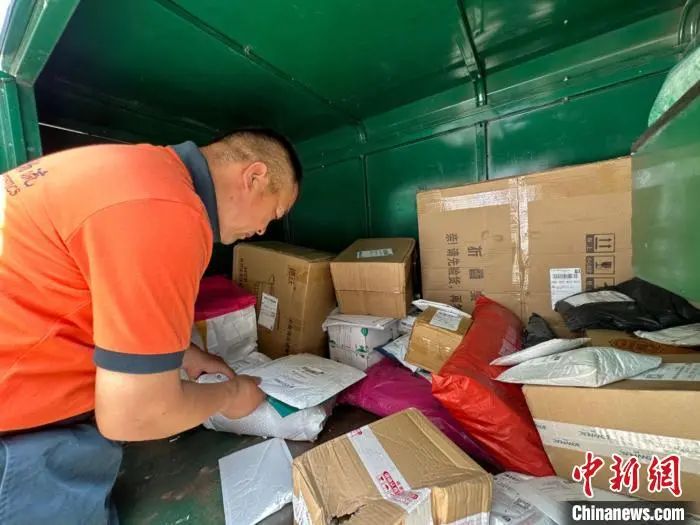 图为刘永新正在核对邮件信息.(资料图)戴文昌 摄
