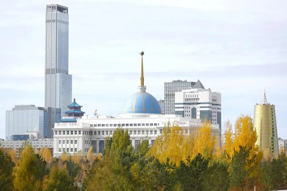 这是2023年10月9日在哈萨克斯坦首都阿斯塔纳拍摄的总统府秋景.