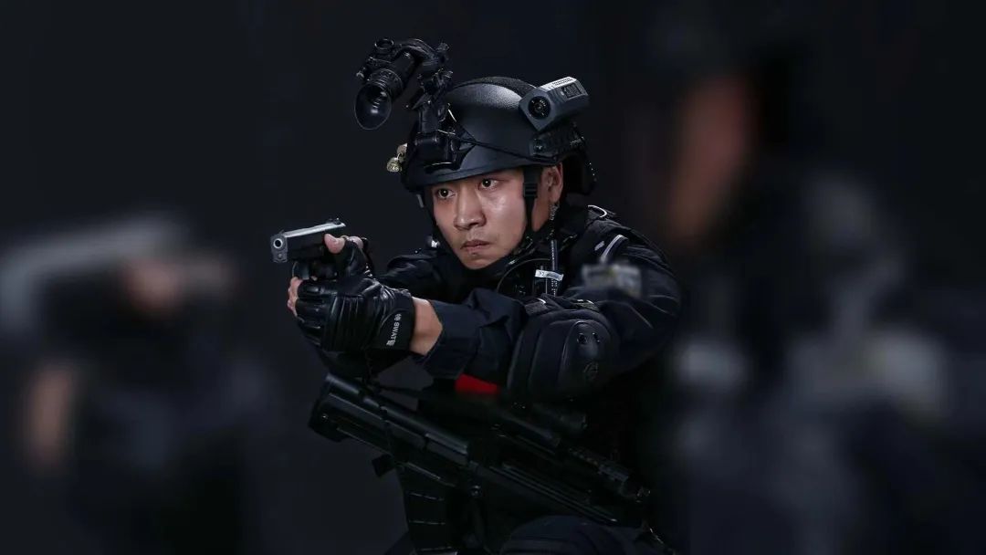 从240斤胖子到"最帅"特警,看这些真实版"热辣滚烫"|张昊_新浪财经