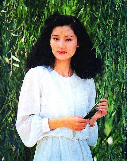 《诗韵润之》在上海大剧院上演;而前一天,何赛飞主演的方言喜剧《魔