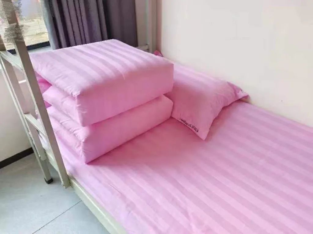吴倩工厂实习时的床铺 | 受访者供图