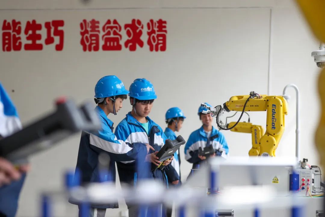 在贵州省铜仁市玉屏侗族自治县中等职业学校,机电专业的学生在实训室