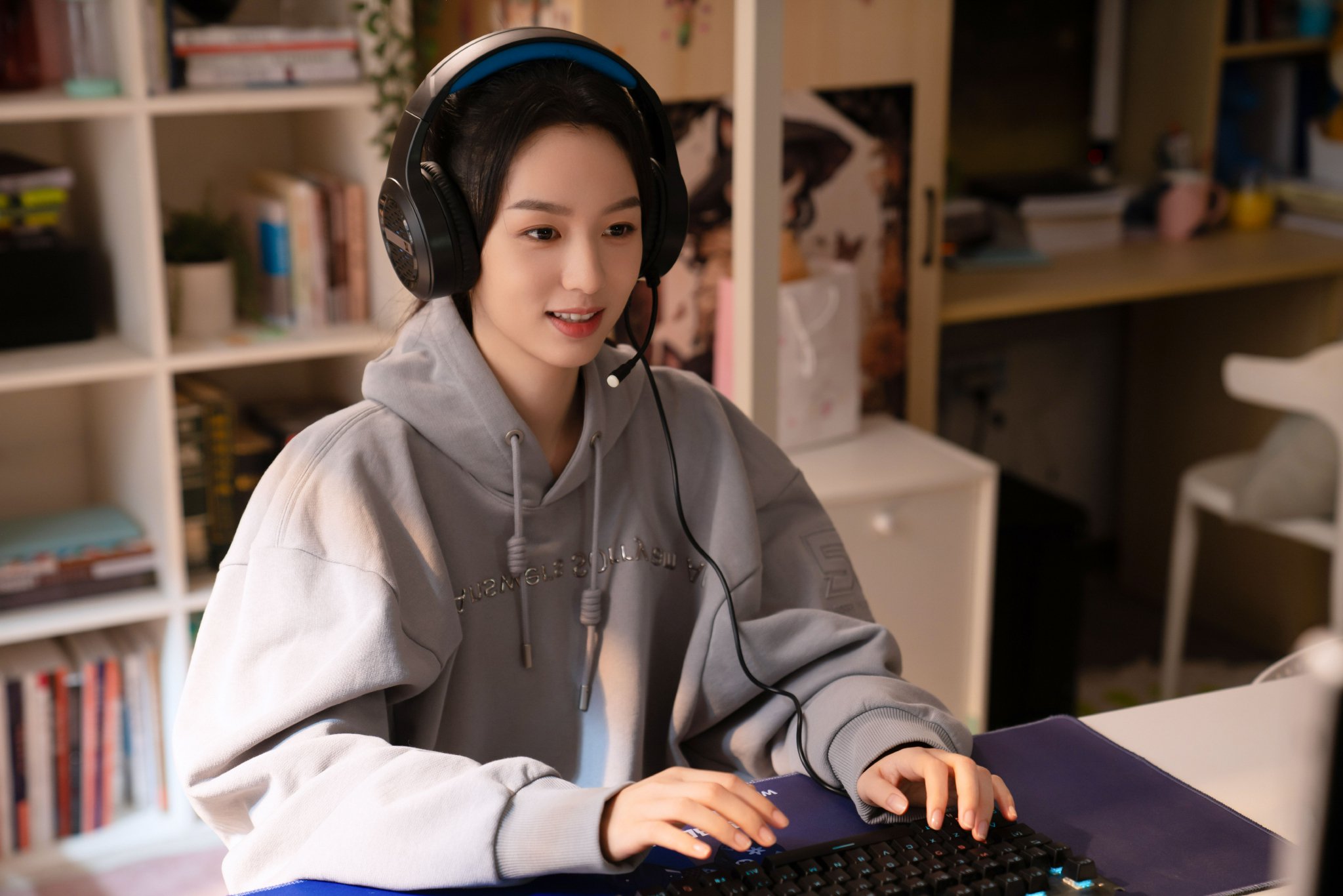 岳千灵(周也 饰)这样的剧情设置是想在错位中体现