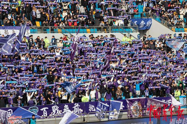 3月2日,天津泰达足球场,球员列队中,津门虎球迷集体举起应援围巾.