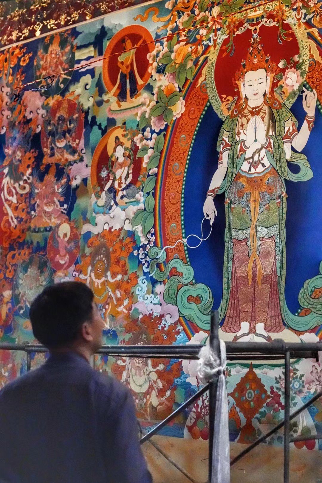 2023年9月,作者沈卫荣在四川省阿坝州金川县观音桥的观音庙中观赏胜海