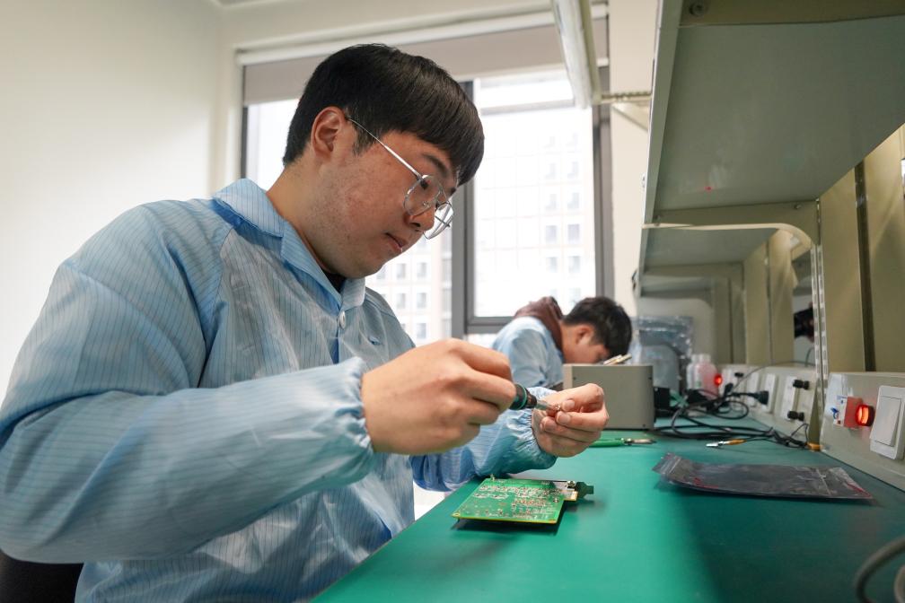 2月23日,在成都成达鸿业科技有限公司,研发人员在组装,测试产品.