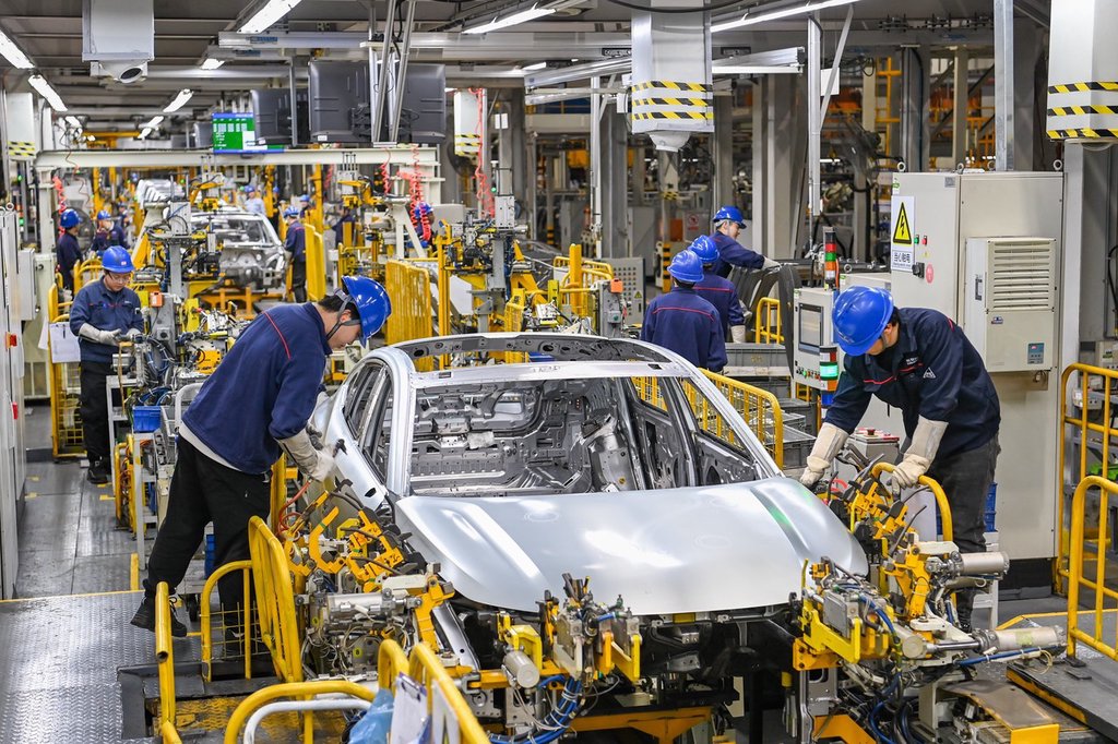 2024年2月21日,重庆,长安汽车两江工厂焊接车间,工人正在进行焊接作业