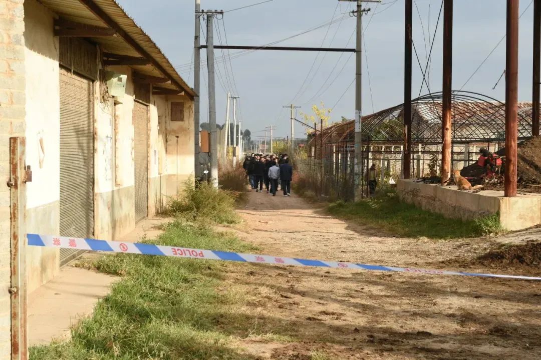 虽然法官依照法律规定,对老孔实际控制的土地张贴了公告,要求其限期将