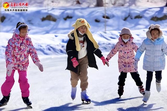 在鲤鱼山公园,小朋友们体验滑冰项目.资料图片