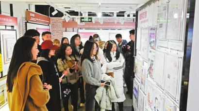 师生在四川报业博物馆参观。 刘建伟 摄
