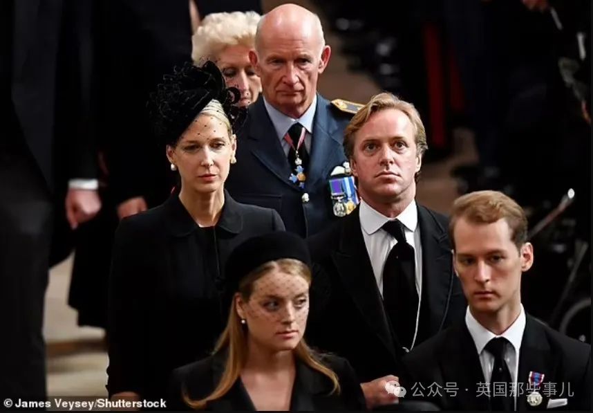 (在女王的葬礼上)