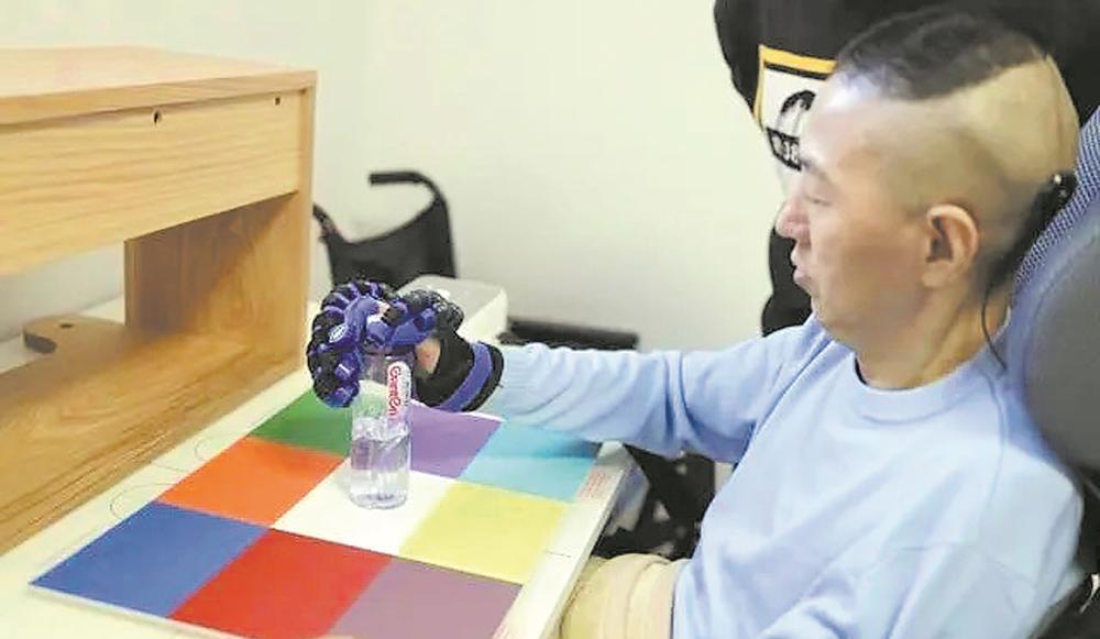 瘫痪14年的患者用"意念"喝水中国脑机接口新突破