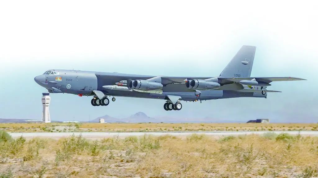 挂载agm-183a导弹的b-52轰炸机.