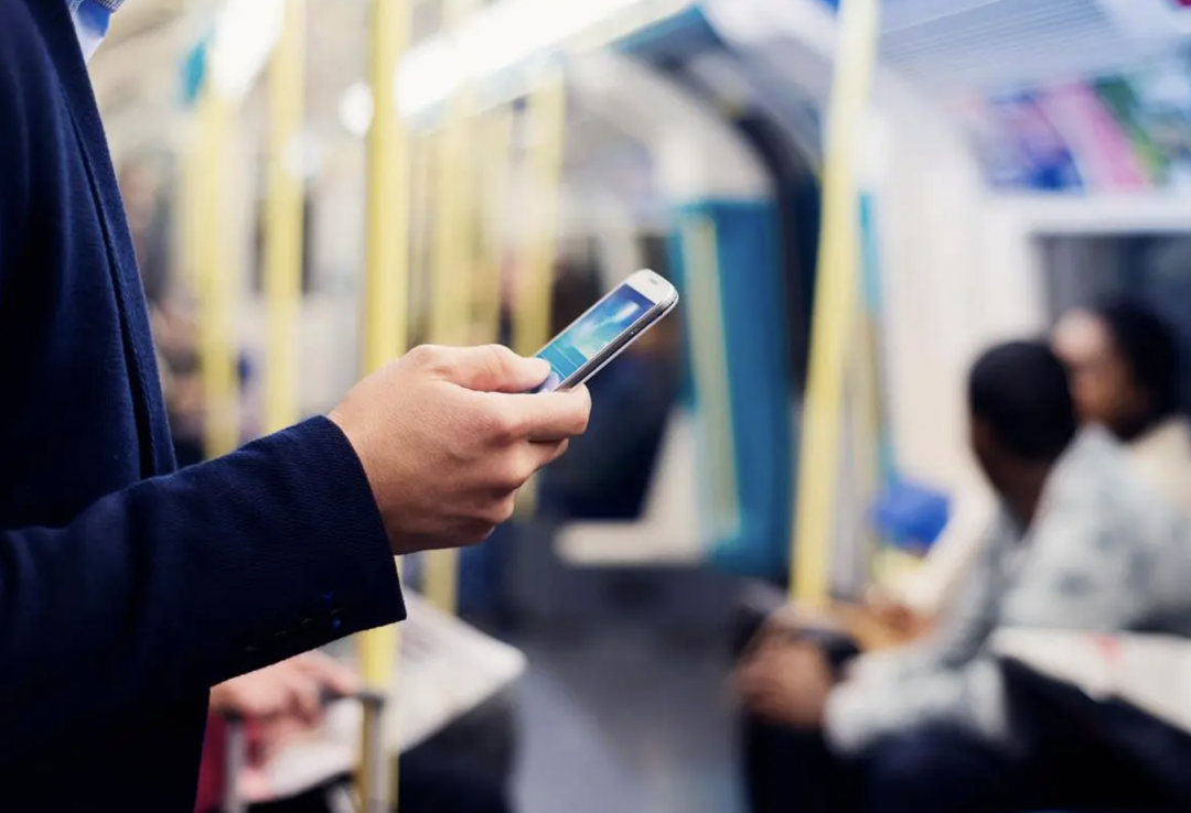 地铁里看手机的年轻人  图源：新浪新闻