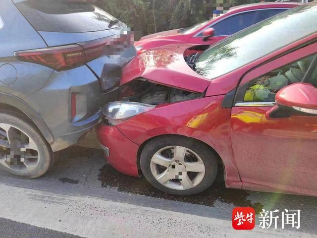 图为两车追尾的现场