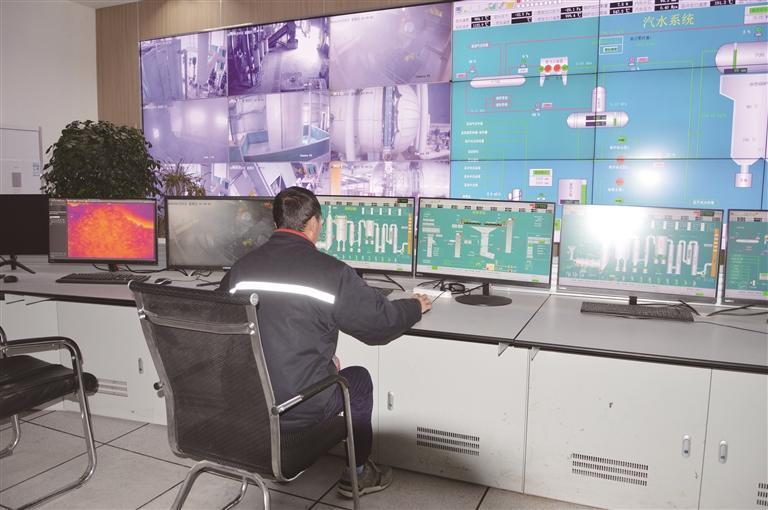 甘肃金创绿丰环境技术有限公司的工作人员在中控大厅监控工艺流程动态