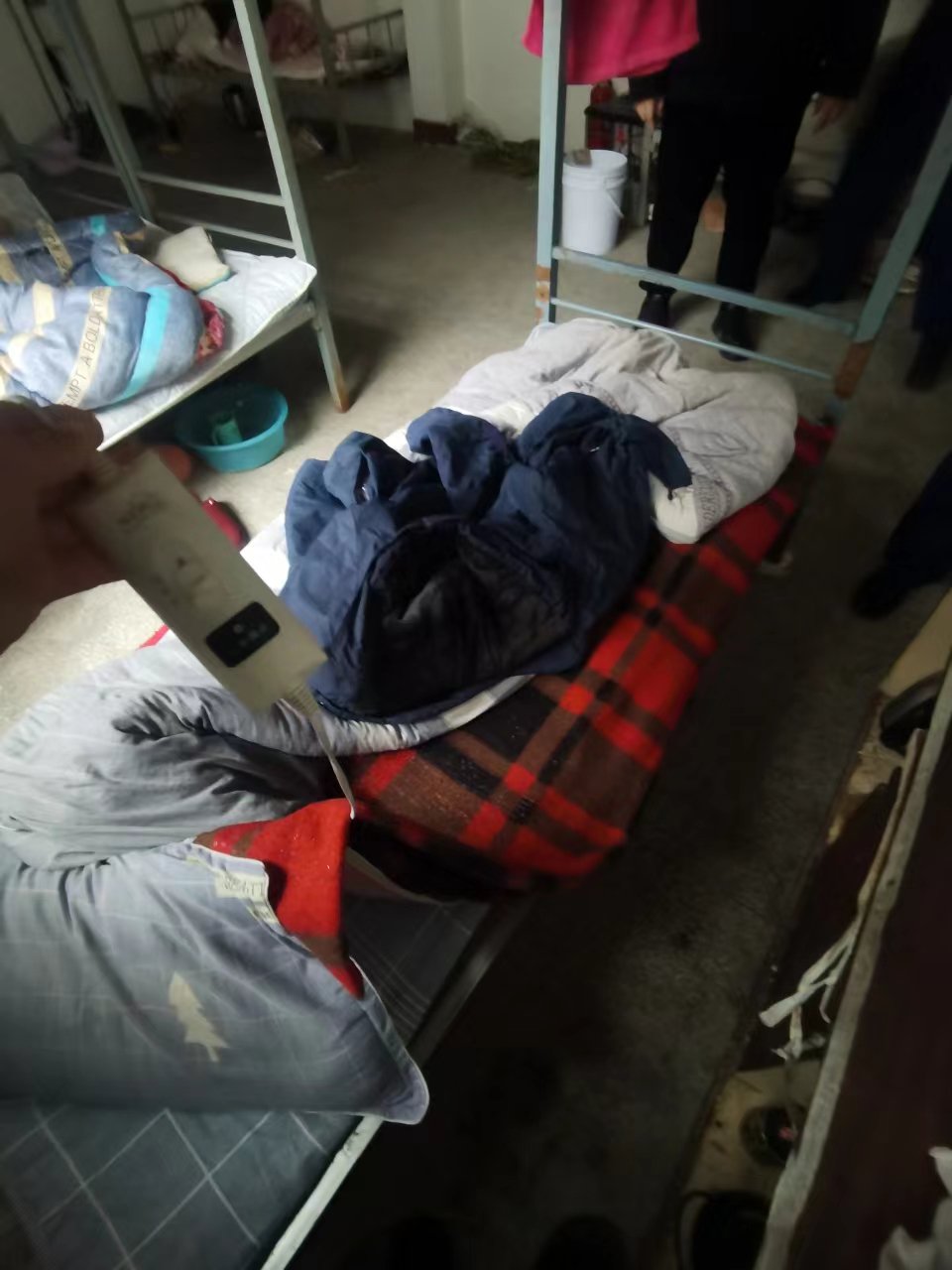 私接乱拉电线,使用大功率电器,这个刚刚由厂房改建的员工宿舍被查封