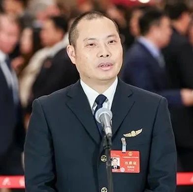 “英雄机长”刘传健:看着旅客下机远去的背影,心里踏实是对我最大的褒奖|刘传健|全国人大代表_新浪新闻