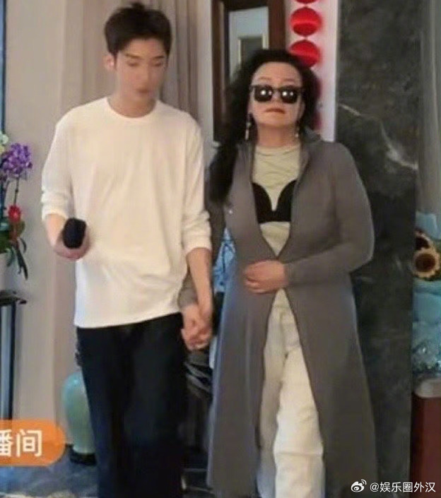 张兰在直播间疑似模仿大S在公公葬礼的造型🙊你觉得像吗?|张兰|徐熙媛_新浪新闻