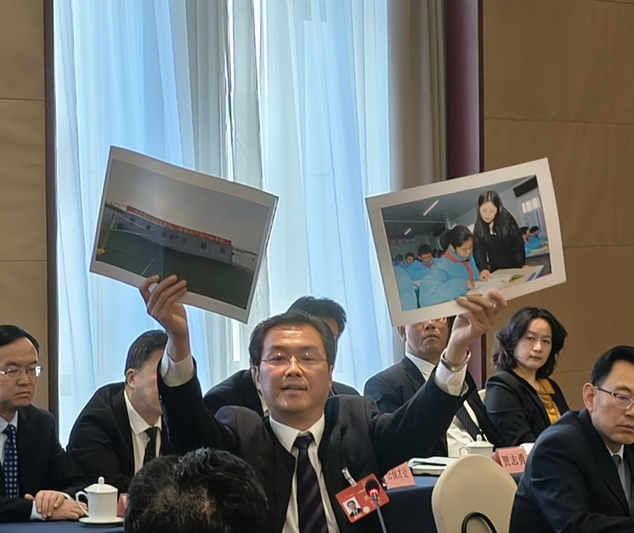 青海省海东市市长王华杰代表带来的照片暖人心
