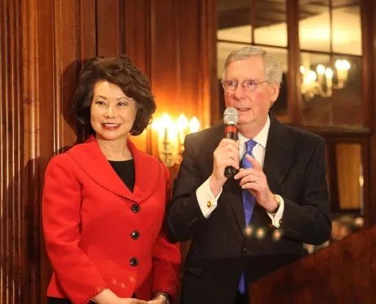 赵小兰(左)与麦康奈尔出席活动 资料图
