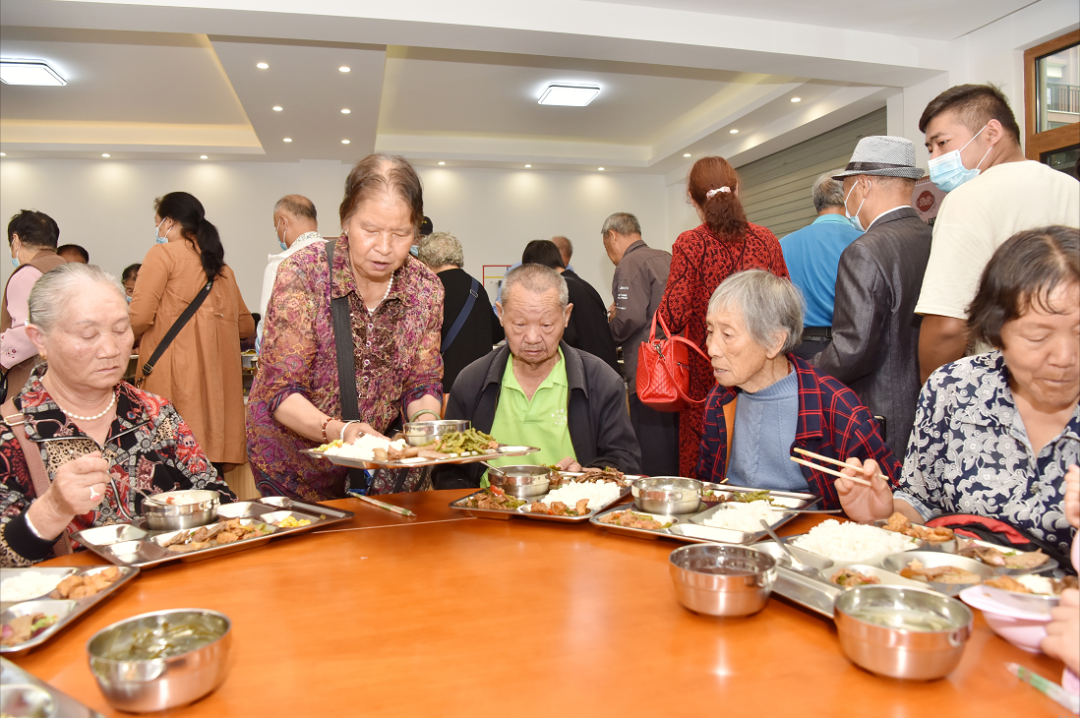 老人们正在"老年幸福食堂"就餐 王洪 摄