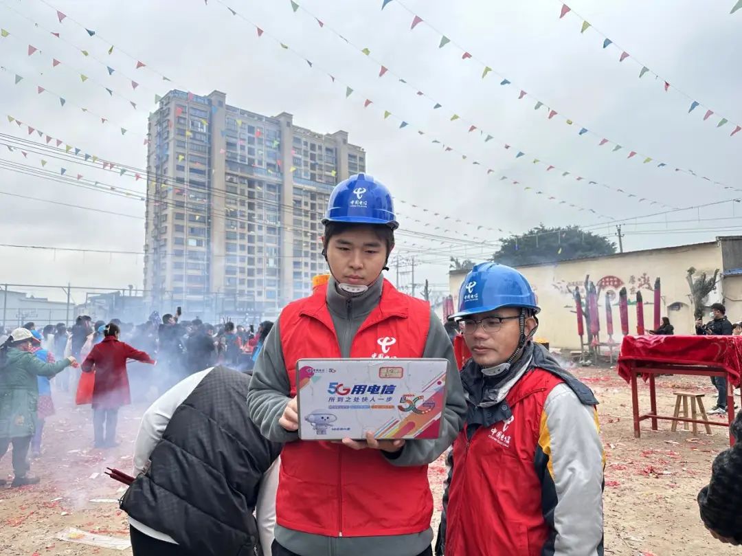 图为中国电信长乐分公司网络维护人员正在游神现场进行网络测试工作