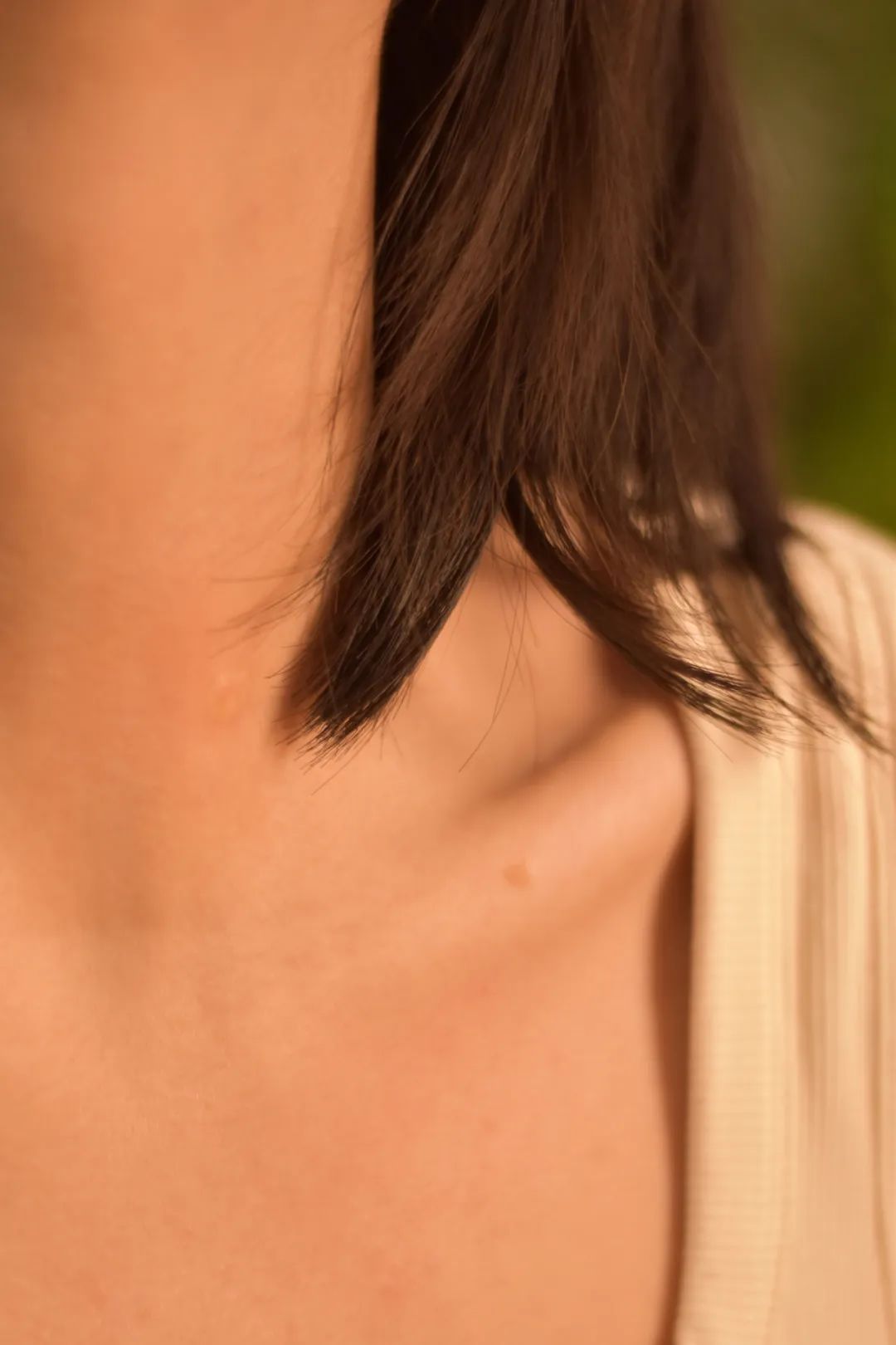 后脑勺平得像一张纸一样,脸型是正六边形的大方脸,身材也是小土豆型